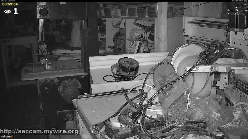 Indoor woodworking shop में Littlehook's woodworking shop से लाइव कैमरा चैनल