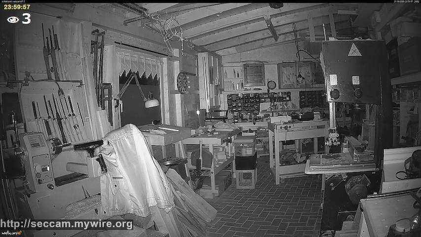 Indoor woodworking shop में Littlehook's woodworking shop से लाइव कैमरा चैनल