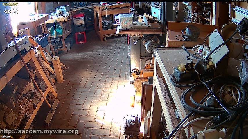 Živý kamerový kanál z Littlehook's woodworking shop v Indoor woodworking shop